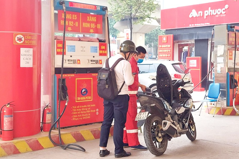 Giải bài toán giá xăng dầu tăng kỷ lục Giá xăng dầu trong nước tăng lên mức cao nhất trong bảy năm qua, gây áp lực lớn lên doanh nghiệp và đời sống người dân.