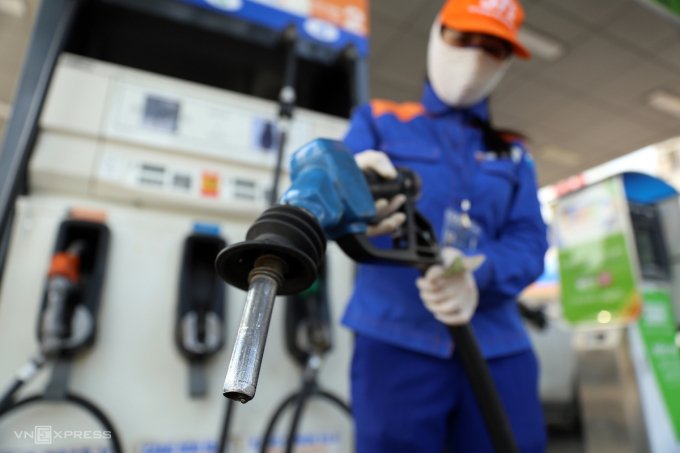 Nhân viên cửa hàng xăng dầu tại quận Hai Bà Trưng (Hà Nội) bơm xăng cho khách hàng. Giá xăng dầu sẽ điều chỉnh 10 ngày một lần