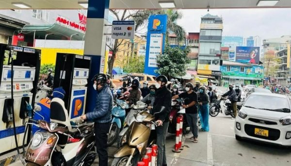 Đổ đi mua xăng trước ngày giá tăng Đổ đi mua xăng trước ngày giá tăng