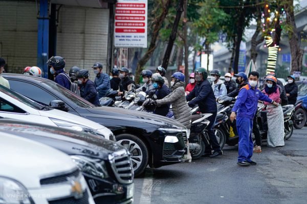 Đổ đi mua xăng trước ngày giá tăng Đổ đi mua xăng trước ngày giá tăng