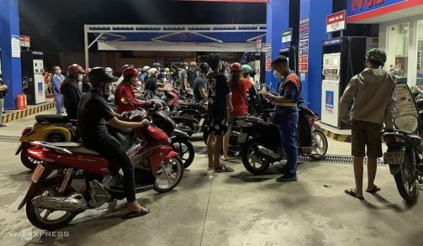 Đổ đi mua xăng trước ngày giá tăng Đổ đi mua xăng trước ngày giá tăng